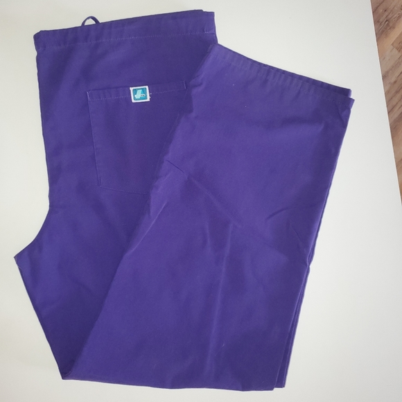 Scrub bundle one top with 2 matching pants. - Picture 5 of 5